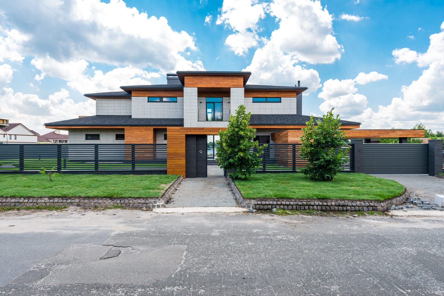 Maison contemporaine bordée d'une clôture à lames horizontales