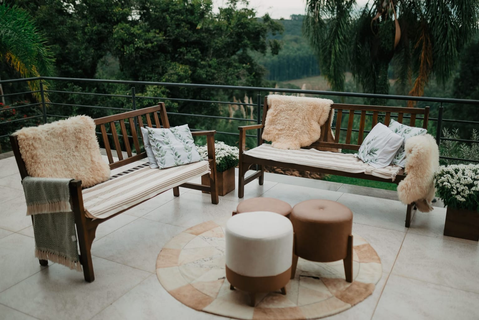 Terrasse remise en état avec bancs en bois et coussins