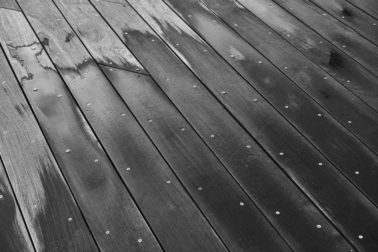 Lames de terrasse détrempées après une averse