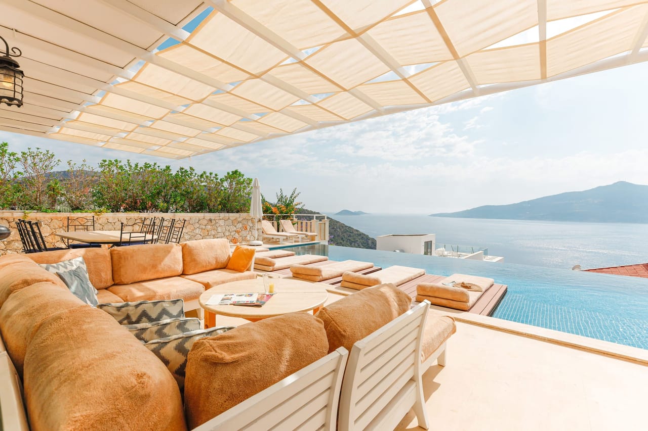 Terrasse couverte par une pergola à lames, face à la mer