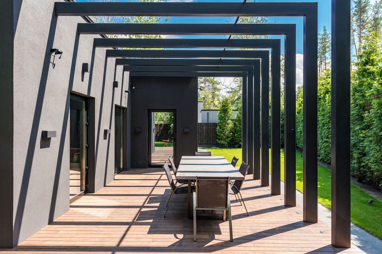 Pergola aux montants fins couvrant une terrasse contemporaine
