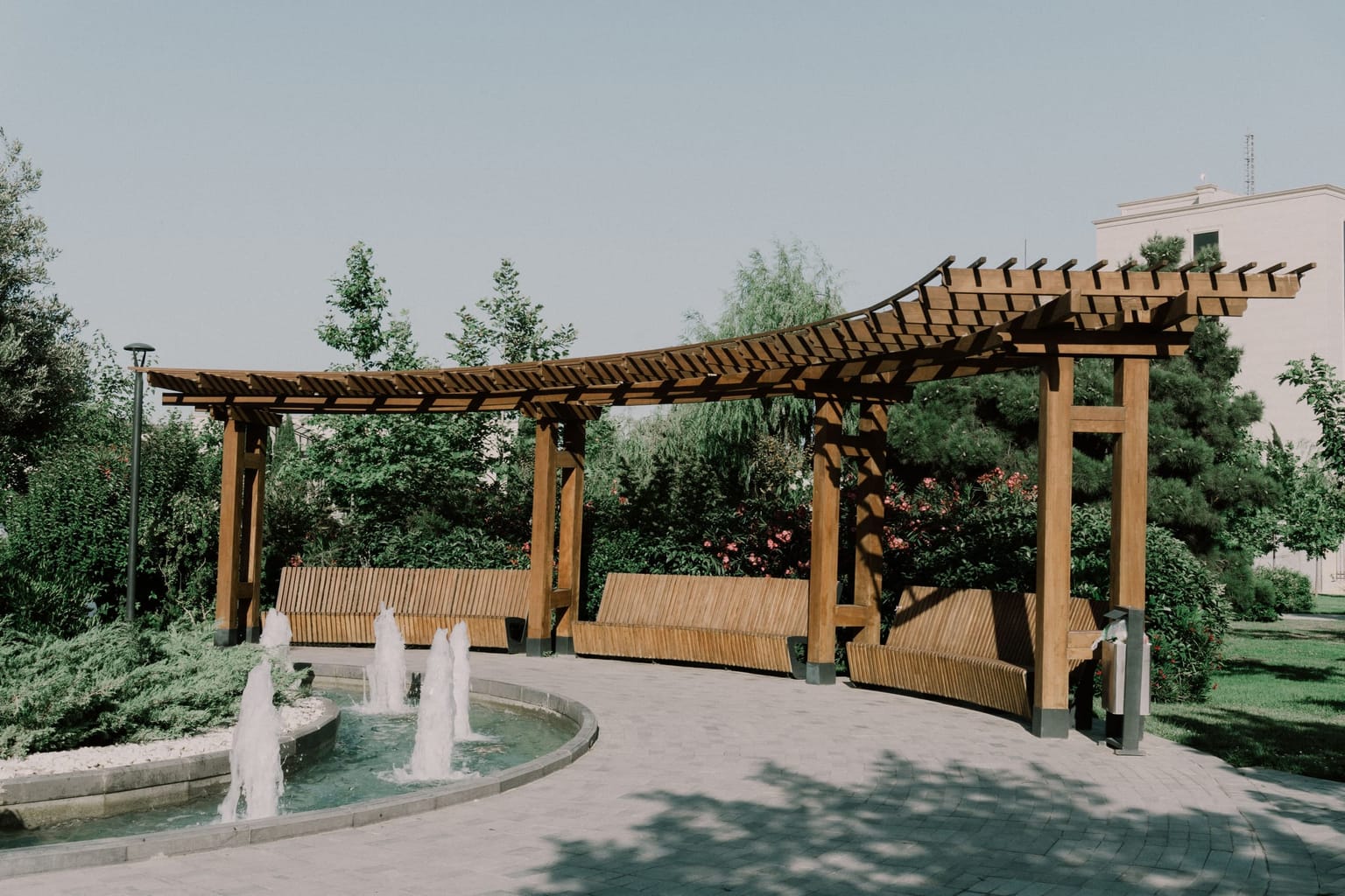 Pergola en bois installée dans un jardin aménagé