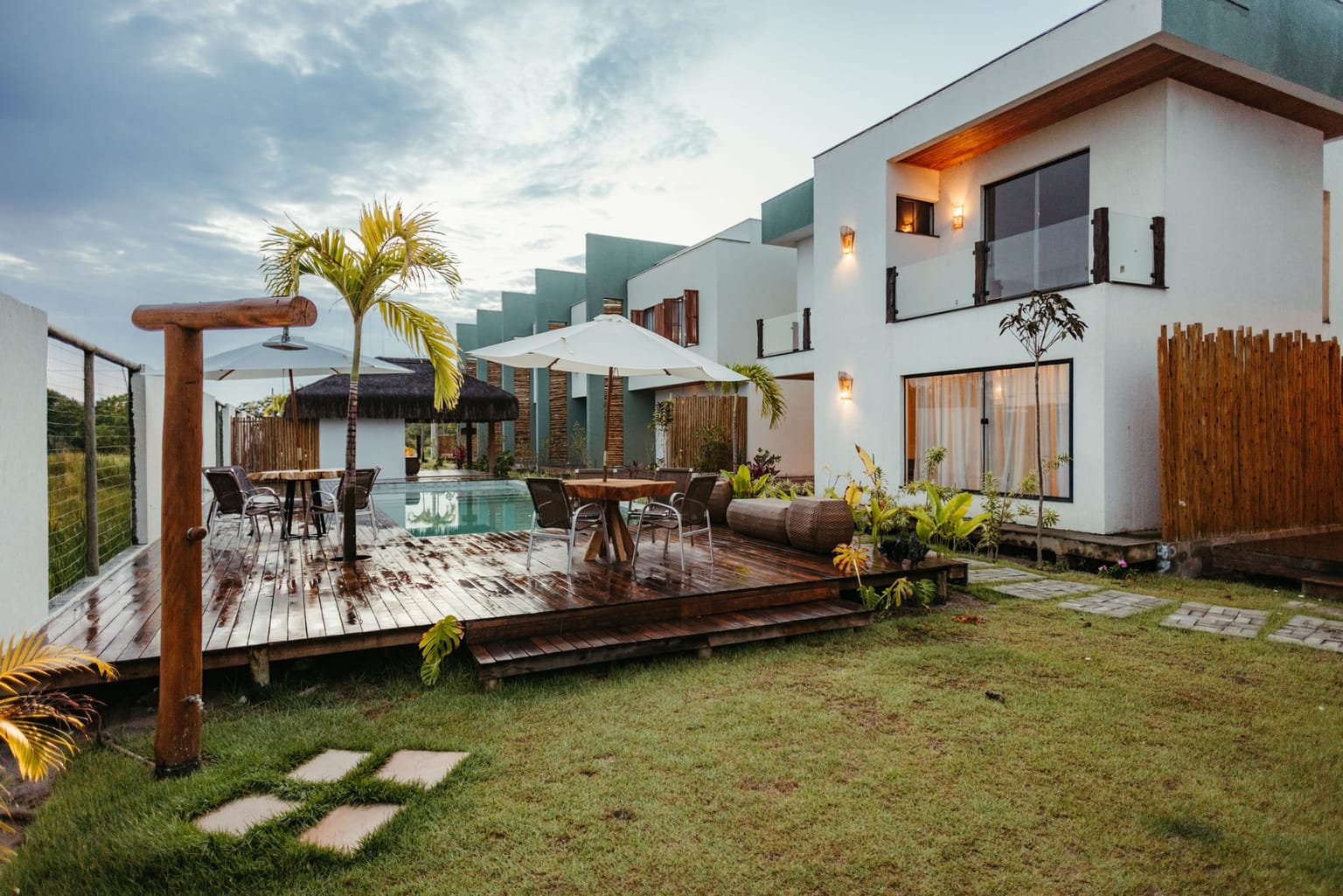 Terrasse bois entretenue le long d'une maison contemporaine