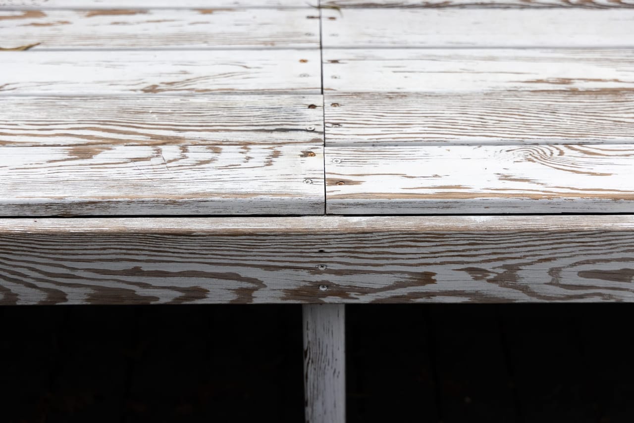 Détail de lames de terrasse et de leurs vis de fixation