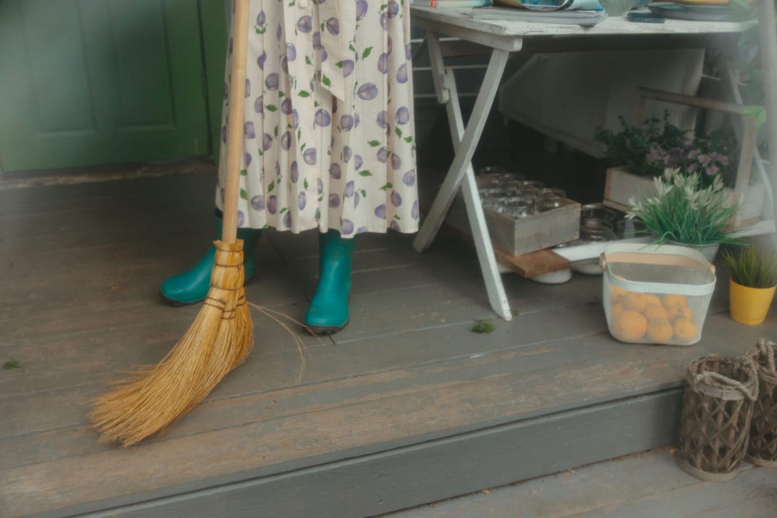 Balayage au balai des lames d'une terrasse bois