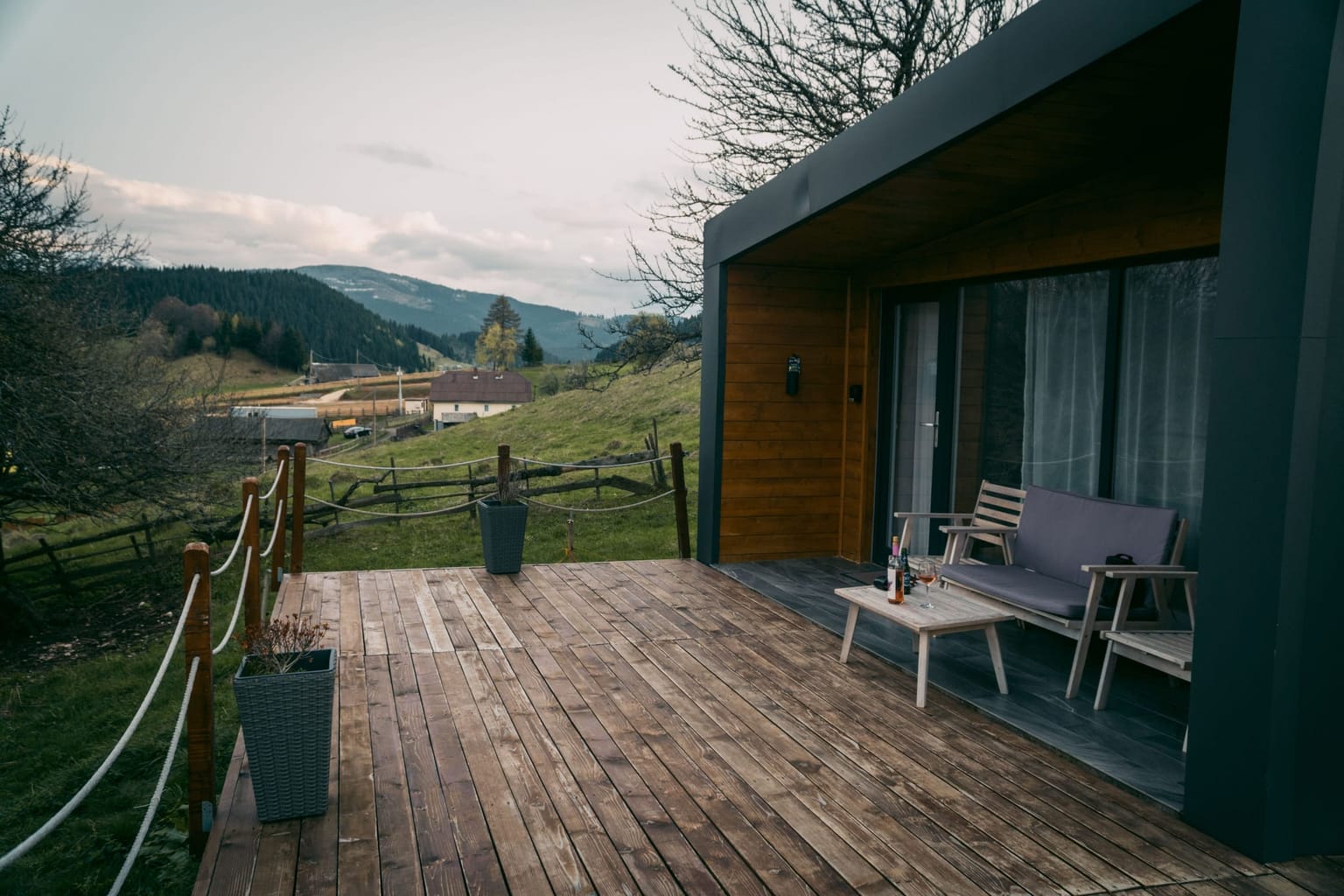 Terrasse bois d'une maison contemporaine ouverte sur le paysage