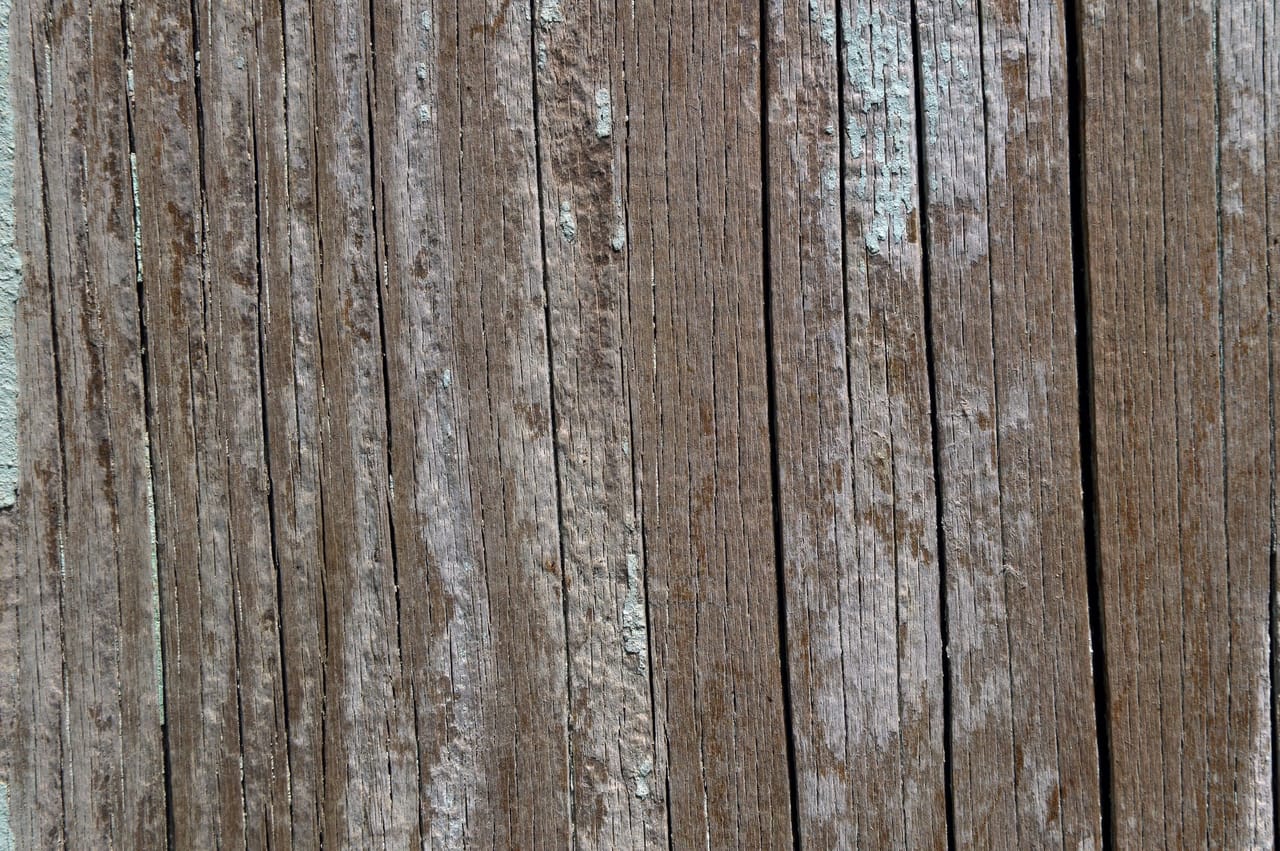Surface en bois vieillie au grain marqué et aux nuances grisées