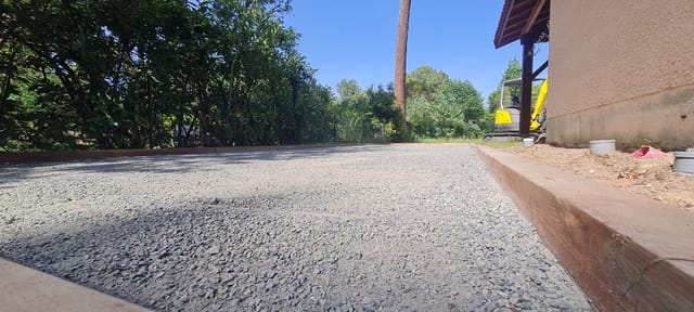Allée carrossable en gravier concassé bordée de traverses paysagères