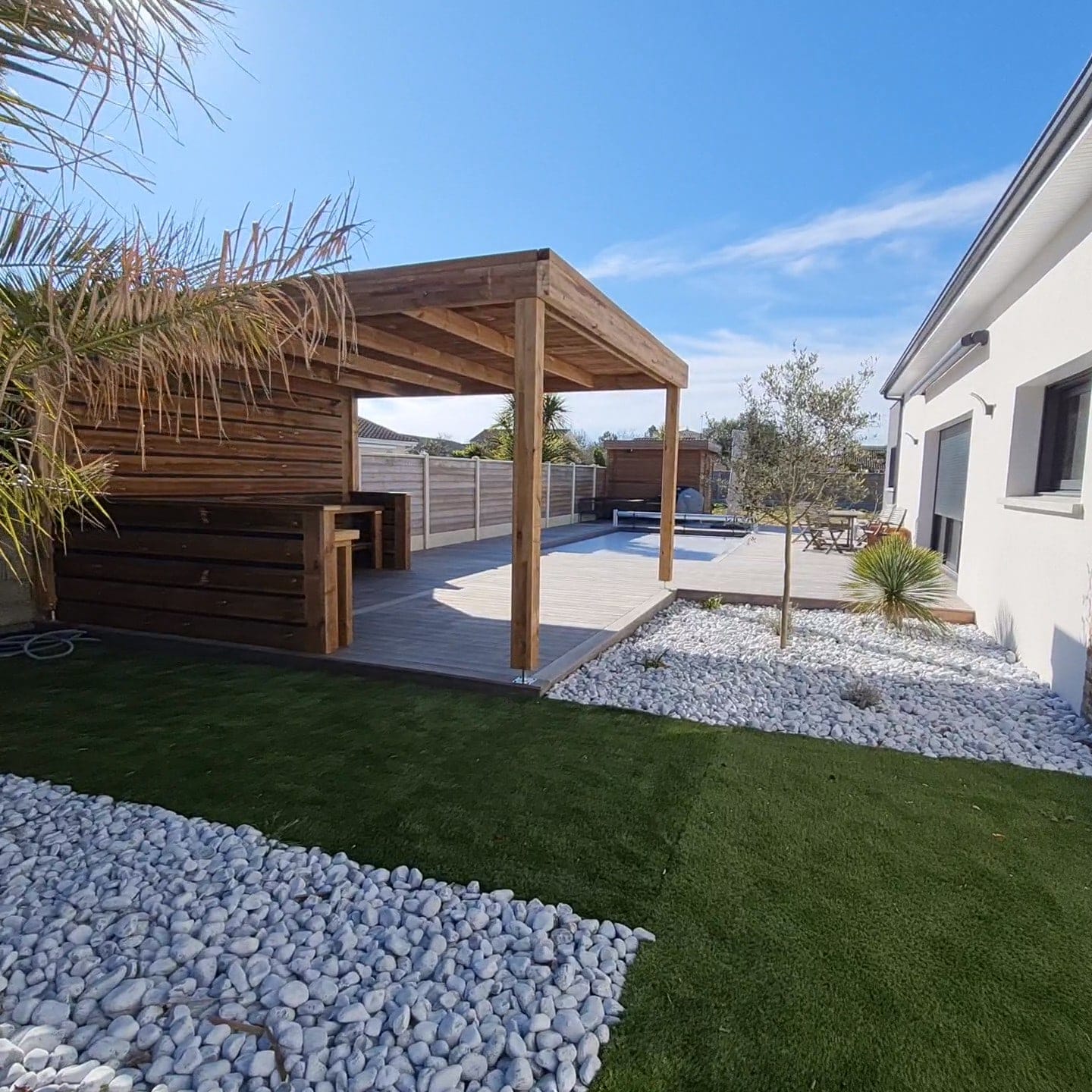 Pergola bioclimatique : le guide complet pour bien choisir (lames, structure, options)