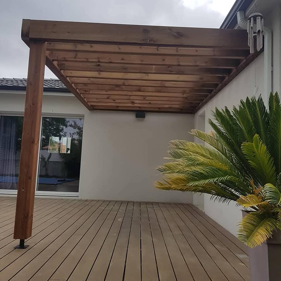Quelle toiture choisir pour sa pergola : polycarbonate, bac acier, lames ou toile ?