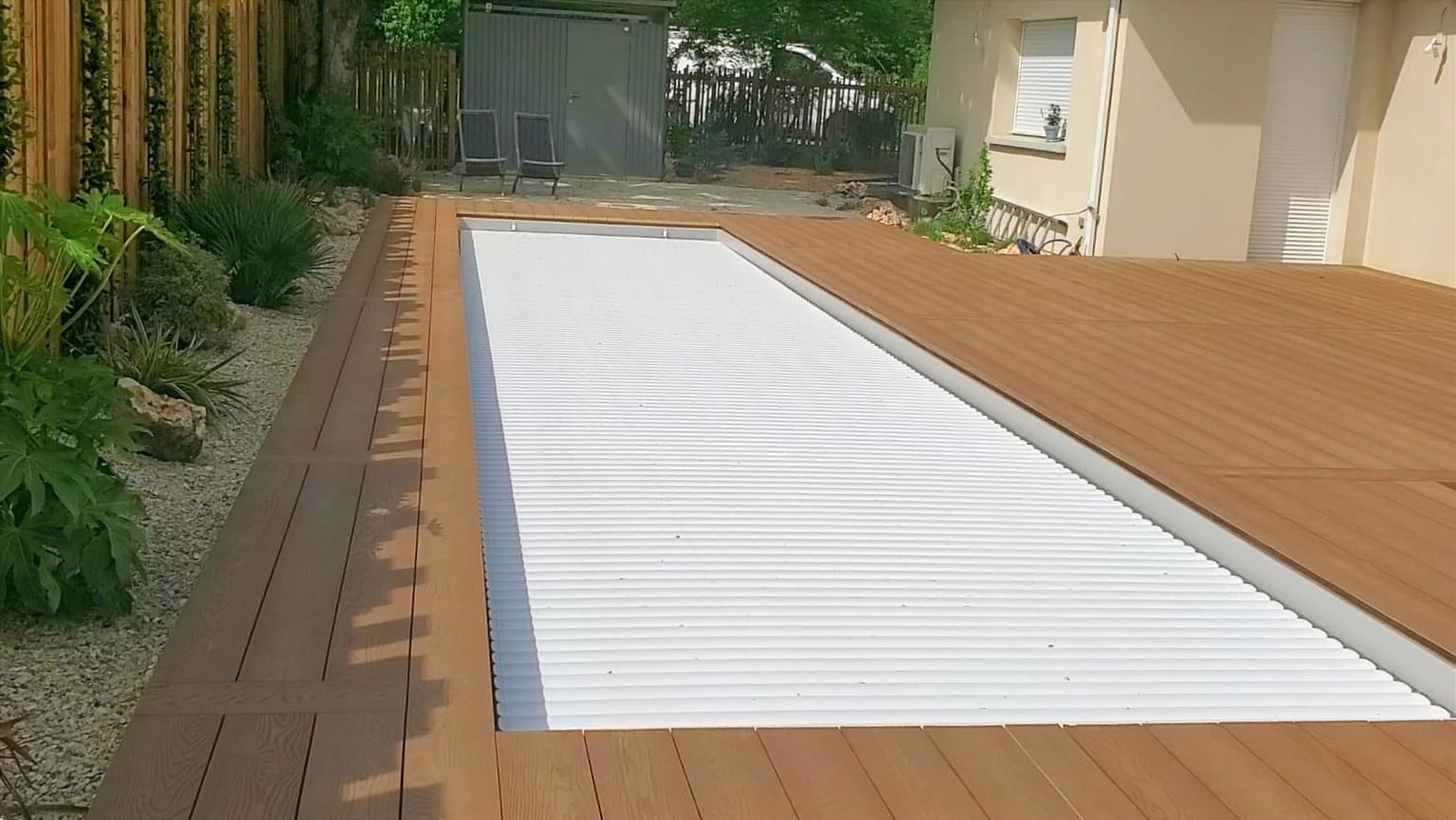 Terrasse bois autour d'une piscine : essences, sécurité et intégration