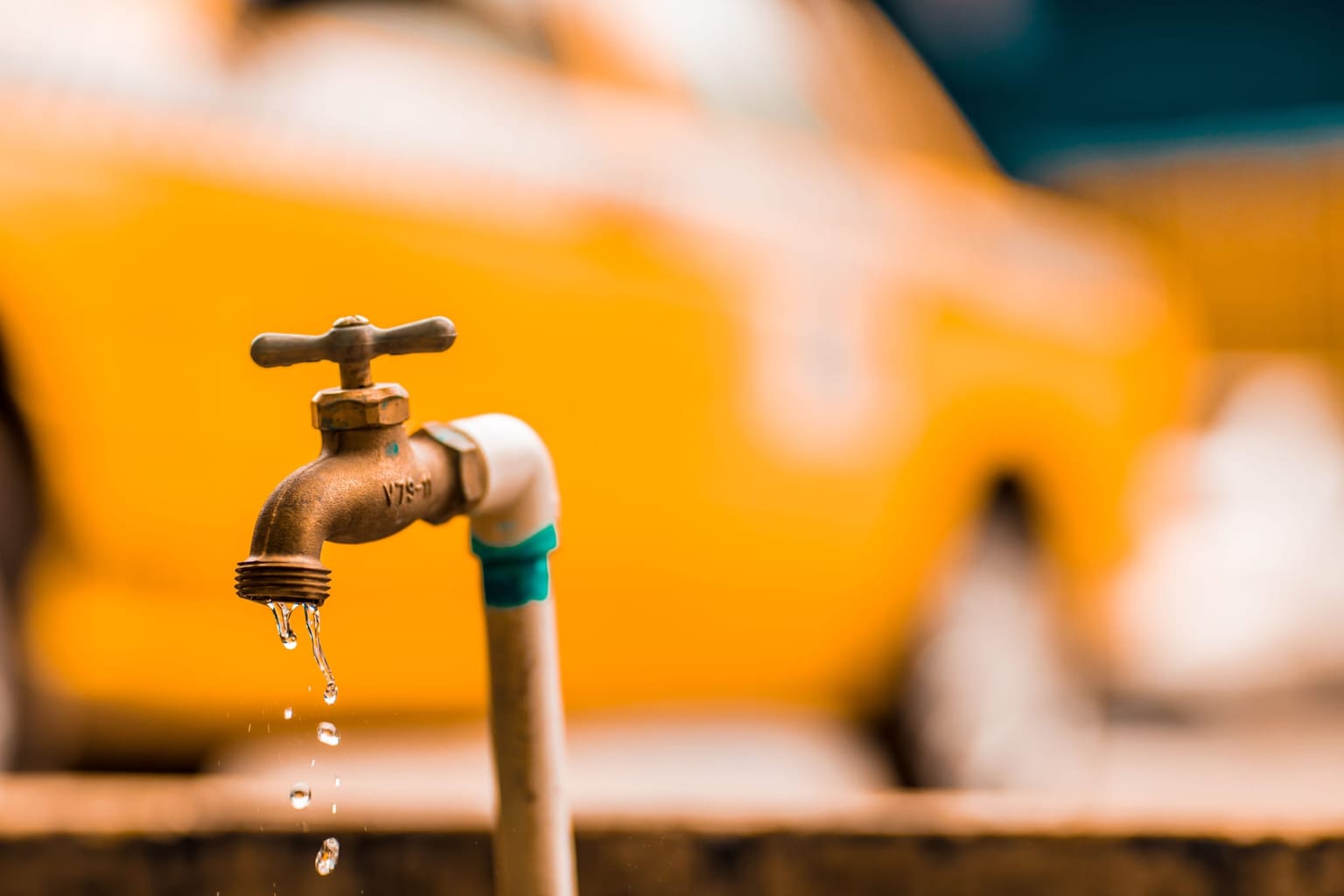 Robinet extérieur en laiton retenant des gouttes d'eau