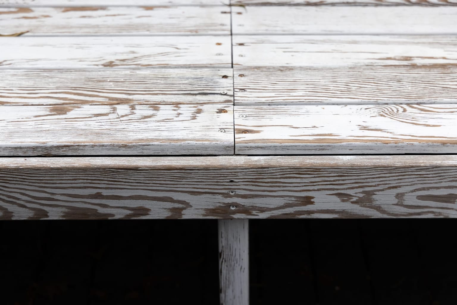 Détail de lames de terrasse et de leurs vis de fixation