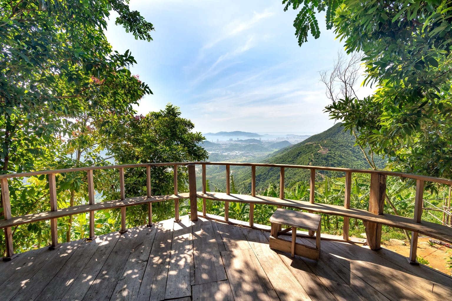 Terrasse en bois exotique ouverte sur un paysage de collines