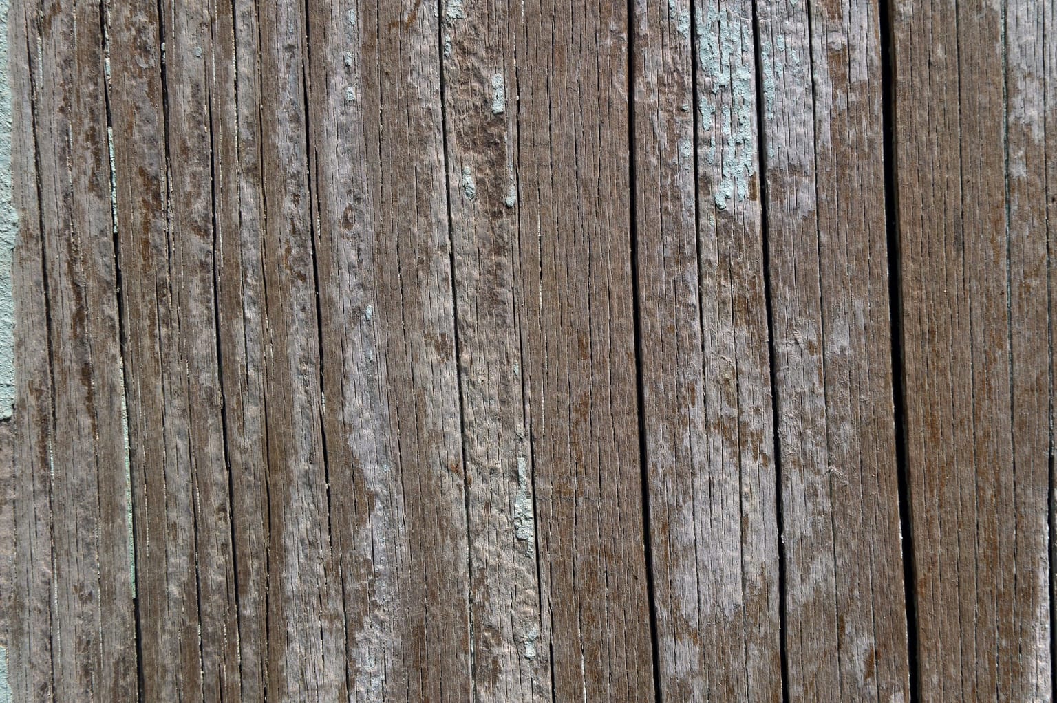 Surface en bois vieillie au grain marqué et aux nuances grisées